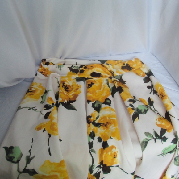 Yellow floral skirt - Picture 2 of 2
